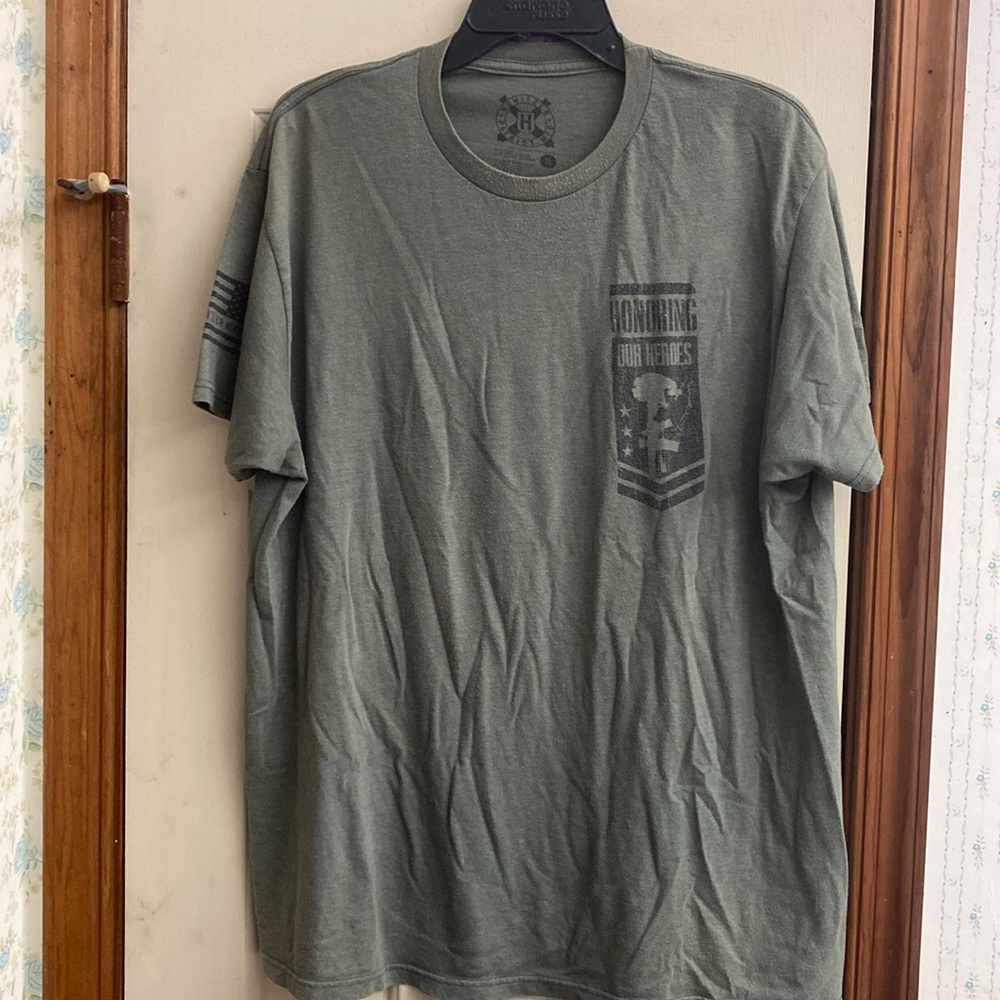 Howitzer Patriot MFG Honoring Our Heroes Tee-Shirt worn but in good condition.